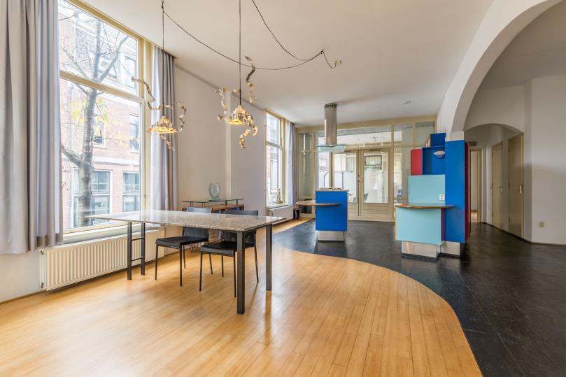 Bijzonderheden Kerngegevens woning Oppervlakte: totaal ca. 225 m² waarvan bel-etage ca. 95 m², souterrain ca. 130 m² Aantal kamers: 6 waarvan 4 slaapkamers en 1 werkkamer Buitenruimte: ca.