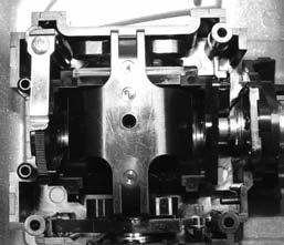 als de spanning van de zenderaccu zover is teruggelopen, dat de display een spanning van 8,9 V aangeeft, moet om veiligheidsredenen de zender uitgeschakeld worden. 5.