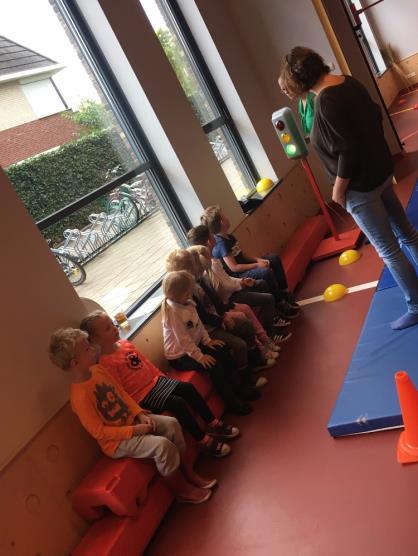 De kinderen doen hun best en genieten van de lessen. Er wordt heel goed en rustig naar de hulpouders geluisterd en de kinderen zijn enthousiast bezig. Goed hoor!