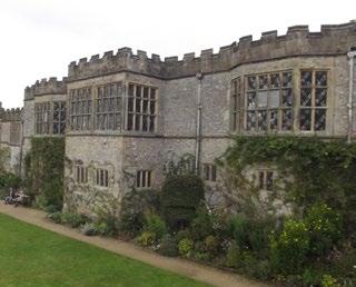 Haddon Hall, thuisbasis van de familie Manners en een van de mooiste voorbeelden van een middeleeuws Engels landhuis, wordt als een van de meest romantische huizen in Groot-Brittannië beschouwd.