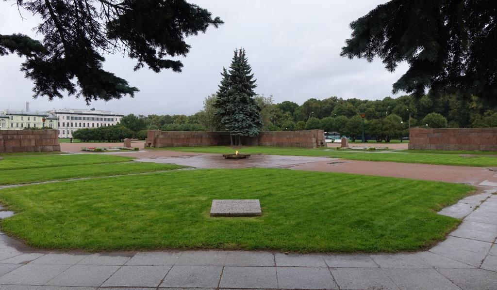 De kanonnen van de Peter en Paulusvesting aan de overkant van de rivier de Neva gaven een eresaluut.