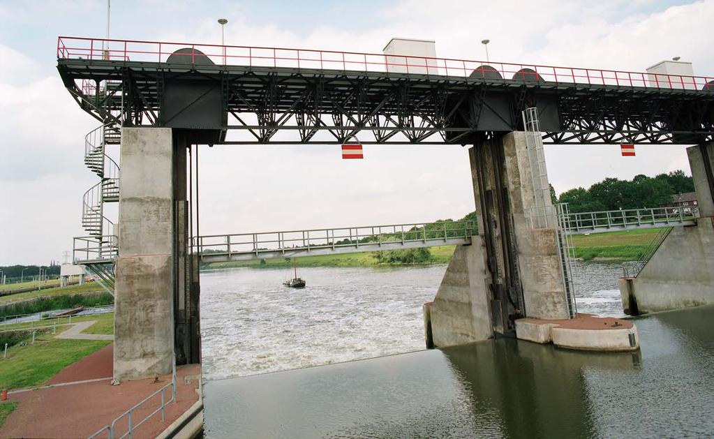 4.6 Sluis Belfeld Waar: ten westen van Belfeld. Sluis Belfeld (marifoonkanaal 18) ligt op een druk punt in de Maasroute en is vrijwel identiek aan sluis Sambeek (marifoonkanaal 22).