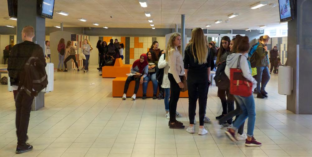 6 College van Bestuur jaarverslag 2015-2016 Stichting SVOZ Staat van baten en lasten over 2015 Realisatie Begroting Realisatie Baten 2015 2015 2014 3.1 Rijksbijdragen OCW 20.355.872 19.917.716 19.821.