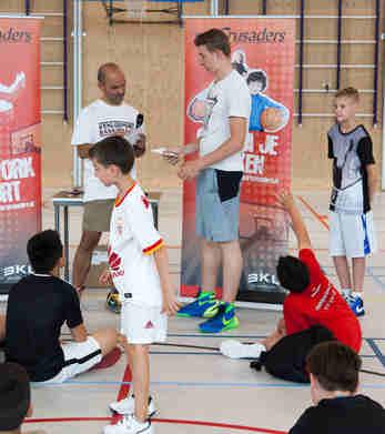 trainingsavond, in het bijzijn van clubleden en publiek gehuldigd.