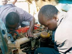 Deze jongeren werken nu als beginnend automonteur op straat, in tropische temperaturen en met het risico dat gereedschappen worden ontvreemd.
