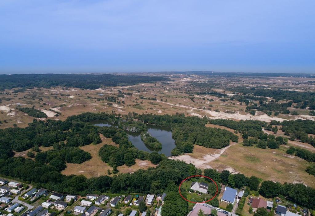 Wat een pracht locatie mogen wij u hier aanbieden! Een riant vrijstaand huis aan een rustige straat, direct grenzend aan het uitgestrekte natuur- en duingebied de Zeepeduinen.