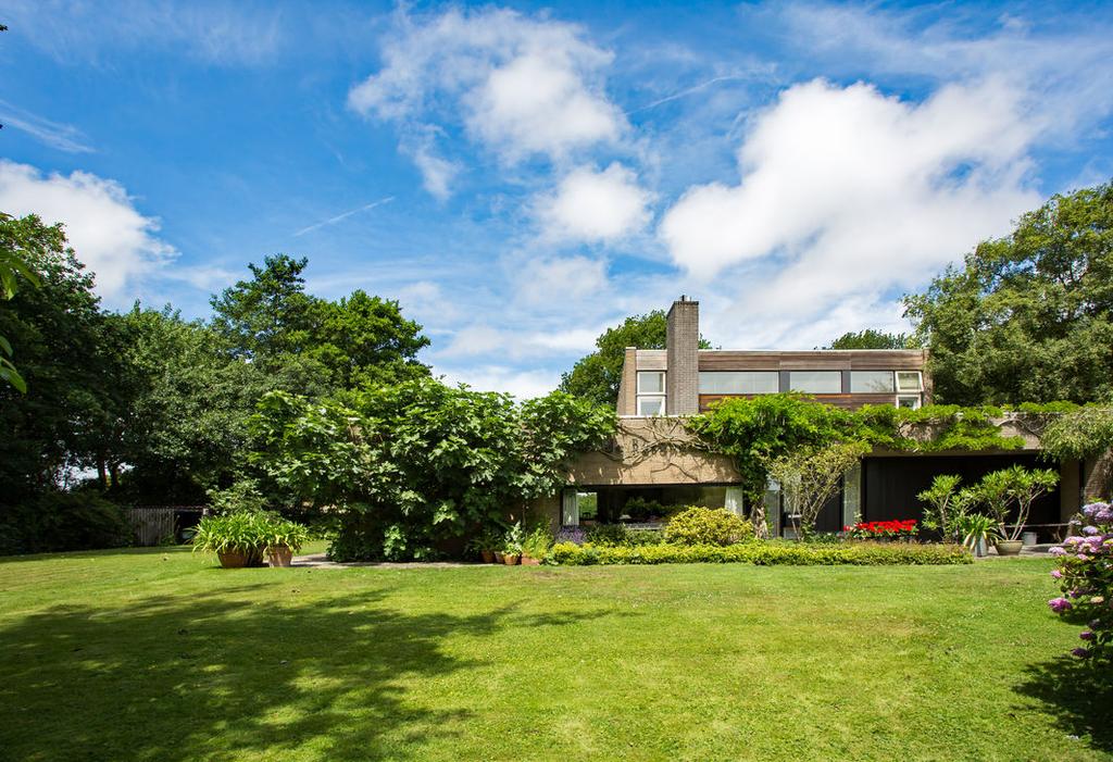 veranda aan het huis gebouwd; een heerlijke plek om zowel van de tuin als het achterliggende natuurgebied te genieten.