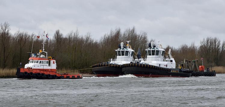 Het transport met de sleepboten GOUWESTROOM en VLIEDTROOM van de Waalhaven te Rotterdam naar Stellendam met de sleepboten DAMEN YN 513404 en Damen YN 513405 en de ponton MP 1801. (Foto: H.