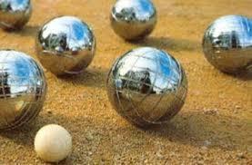 Demonstratie Jeu de Boules Op geregelde tijden staat er in de krant het verhaal over een persoon die op hoge leeftijd nog geniet van de sport die hij uitoefent.