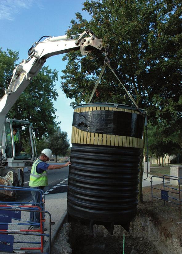 VOORDELEN Tièrso ECO 3000 liter en een Tièrso ECO 5000 liter uitgevoerd met dubbele inwerpklep en sticker met