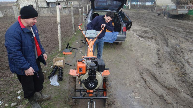 Een nieuwe landbouwmachine voor een familie in Talmaza Village Een nieuwe generator en een maismolen voor een