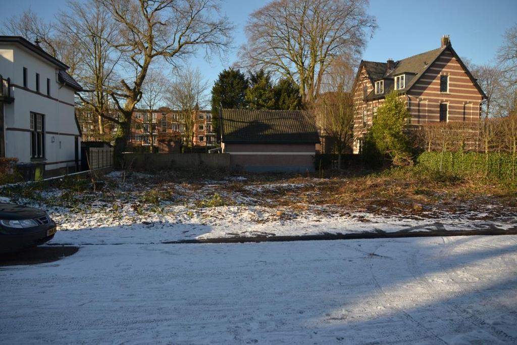 Foto 1: Algemene indruk van de ligging en de staat van de tuin. Foto 2: Haag van leibomen met klimop en de beuk en hulst in de noordoosthoek.