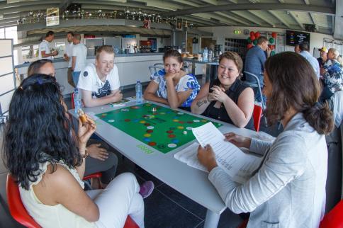 Gastvrijheidsspel Gastvrijheidsspel ROOD GEEL BLAUW GROEN ORANJE SYMBOOL Club Bar/horeca Beleid Locatie Kanskaart Stelling Bestuurderscongres The next step