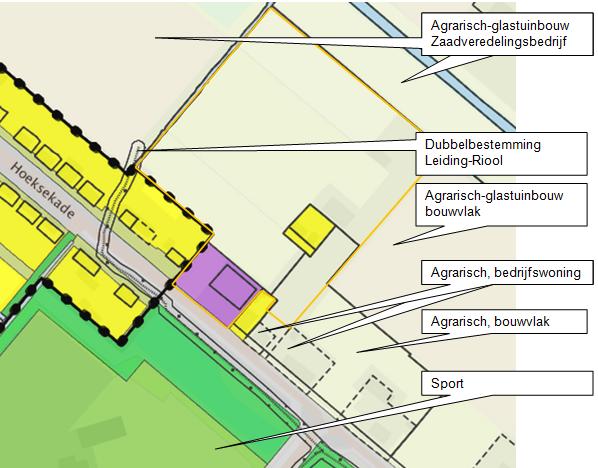 - 7-20140542.R01h Het plangebied ligt op de overgang van de dorpskern naar het buitengebied. In de directe omgeving komt wonen voor, maar ook bedrijvigheid, sportvelden en agrarische activiteiten.