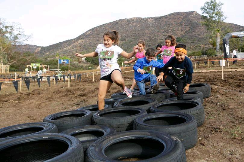 Jongens, meiden, ouders over 3 weekjes is het al herfstvakantie,, en die kunnen de kids meteen SPORTIEF beginnen met een KIDS OBSTAKEL RUN!