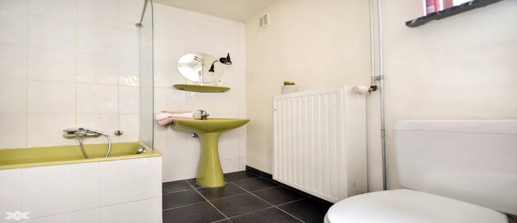 Op het gelijk- badkamer kunnen een opfrisbeurt gebruiken om aan de huidige vloers is de woning ingedeeld in