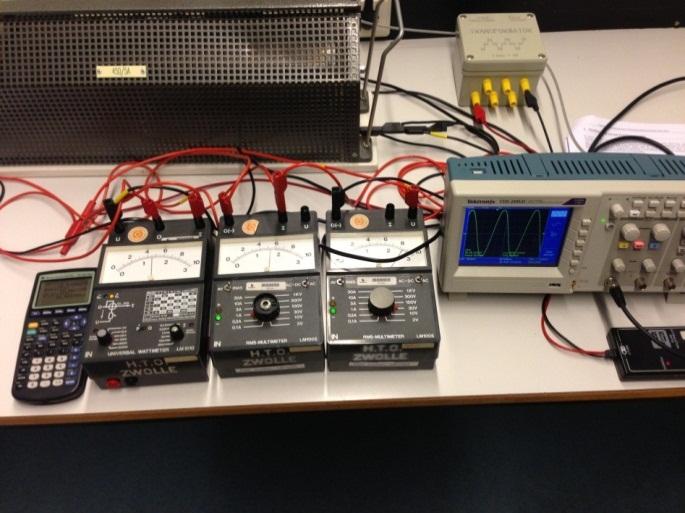 Ontwerp Figuur 6 Wisselspanning! Ontwerp opdracht 3 Materialenlijst Wisselstroomvoeding 24V Belastingweerstand (45ohm) Oscilloscoop om de waarden zichtbaar te maken.