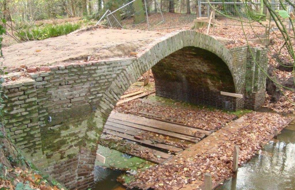 3 Werkzaamheden reeds uitgevoerd - Het metselwerk tot circa 500 mm boven waterpeil is onlangs gerepareerd en gevoegd. - Het straatwerk van het brugdek en de aanlopen is reeds verwijderd.