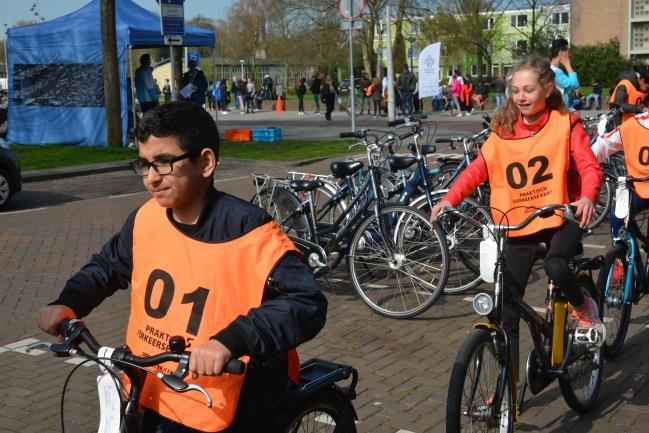 Ik was nummer 11. Omdat we met de bus waren, kreeg elk kind een leenfiets. We moesten allemaal een testritje langs oranje pilonnen maken, want een mijnheer wilde zien of we wel echt konden fietsen.