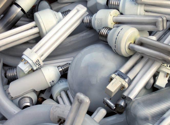 Spaarlampen sparen het milieu Steeds meer worden niet-energiezuinige lampen zoals de klassieke gloeilamp vervangen door spaarlampen.