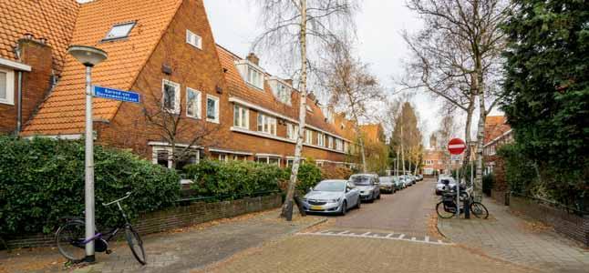 U woont hier in Amsterdam-Zuid maar dan op eigen grond en op een steenworp afstand van het Amsterdamse Bos met meerdere gezellige Hockey clubs, sportvelden en maneges.