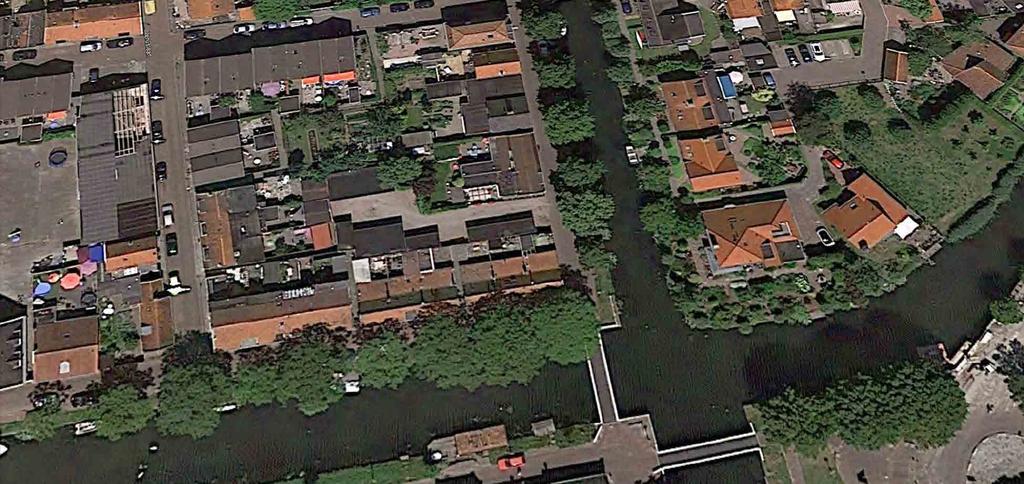 ò Afb. 1. Noorder Boerenvaart 4 aangegeven met de rode pijl. Google Maps. Afb. 2. Noorder Boerenvaart 2 (hoek Oude Gracht), 4 en 6. Foto Klaas Koeman.