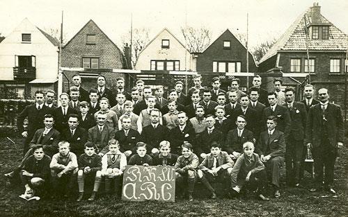 In 1928 gaan het bestuur en de leden van ARC gezamenlijk op de foto Het eerste