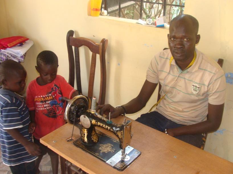 Doordat de stroom in Gambia niet altijd zeker is, hebben wij een handnaaimachine aan dit mooie project gedoneerd. Als er dan geen stroom is, kan er wel gewerkt worden.