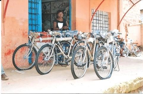 Fietsen naar Lubumbashi Front(t)aal Nieuws van het fietsfront Vorig jaar schonken enkele leden van onze afdeling de premie die ze kregen voor hun medewerking aan Cycle-For- Life aan de
