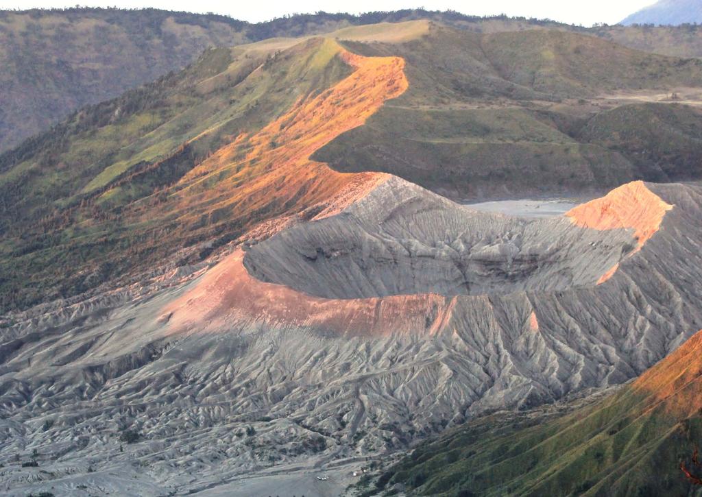 GEOGRAFIE Indonesië ligt in een geologisch actieve regio.