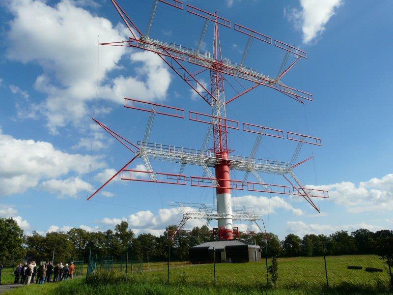 Een flinke HF-antenne In de Flevo Rondstraler, dat is het afdelingsblad van de afdeling IJsselmeerpolders, stond deze maand een foto van één van de ALLISS-antennes in het Duitse Nauen.