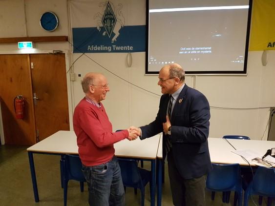 Hij begon zijn verhaal over de opleiding tot zendamateur in de afdeling Twente en complementeerde de afdeling, die al meer dan 40 jaar cursussen verzorgt.
