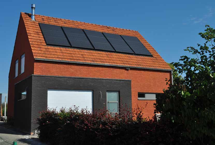 Inbouw zonnepanelen - izen volta Bij de IZEN Volta worden de panelen in het hellend dak ingebouwd en vervangen zo de pannen of leien.