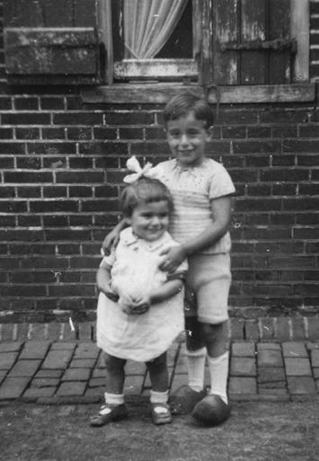 Foto gemaakt begin 1945 bij de woning van de familie Mol op Kerkstraat 18. Achter staand: John Mol (van Geffen), geboren 11 september 1943.