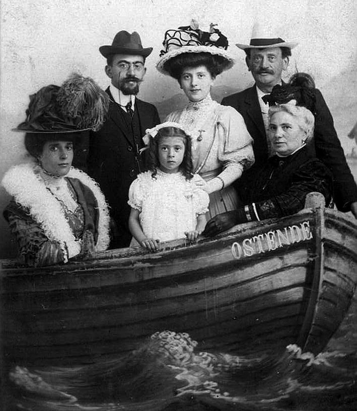 Boven v.l.n.r. oom Joseph Hekster (geb. 1878), tante Mietje Hekster (1885-1943) en Simon Hekster (1855-1922), grootvader van Fred. Voor v.l.n.r. Lucie, tweede vrouw van Joseph Hekster, Kitty Hekster, dochter van Joseph, Sippora Hekster- Kokernoot (1855-1925), grootmoeder van Fred.