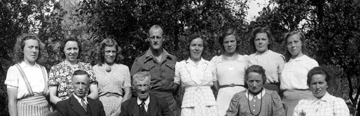 Het gezin Mol, waarbij Fred, Lies en Jaap waren ondergedoken. Foto gemaakt in 1945 toen het 25-jarig huwelijksfeest van Willem en Willempje Mol werd gevierd. Achter staand v.l.n.r. Riek (1920-2002), Mien (1919-2007), Coba (1925-1997), Johan Kappers (1922-2001), de man van Siny Mol, die toen in het ziekenhuis lag, Jannie (1923-1967), Annie (geb.