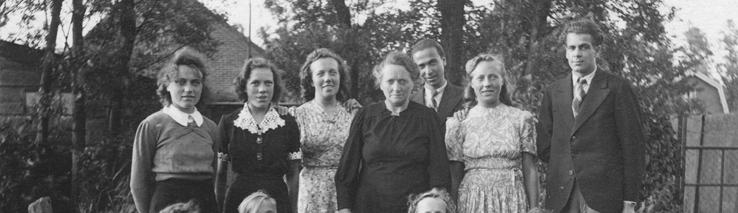 Foto gemaakt bij het huis van de familie Mol op 17 juli 1946 t.g.v. de 53 e verj