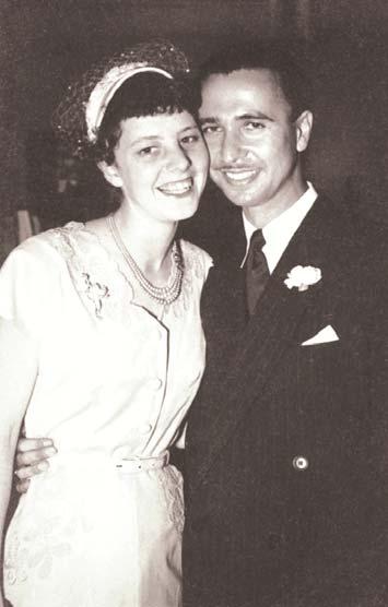 Trouwfoto van Fred Witsenhuijsen en Mary Rappolt, Perth, Australië 16 oktober 1954 Fred Witsenhuijsen, gefotografeerd in 1949 in Batavia, Nederlands-Indië, toen hij werkte bij persbureau Aneta.