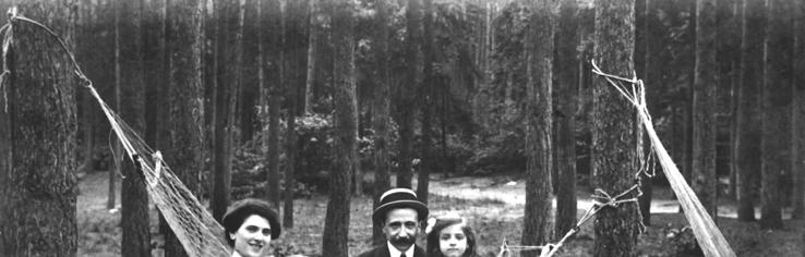 Lou Witsenhuijsen en zijn vrouw Esther Hekster met hun dochters Fie en Lien. Foto ca. 1910. met 17 september jl. Tijdens dit bezoek heb ik Elisabeth en Fred gedurende 5 uren geïnterviewd.