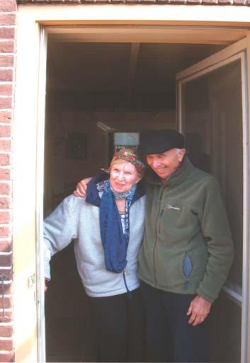 Fred Witsenhuijsen en Elisabeth Jans-van Bregt in de deur van hun voormalige onderduikwoning Kerkstraat 18 in Eemnes. Foto 16 september 2011.