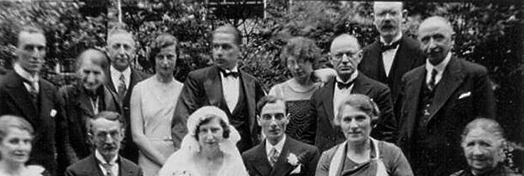 Foto gemaakt te Amsterdam op 5 juli 1933 t.g.v. het huwelijk van Celine Witsenhuijsen, dochter van Alexander Witsenhuijsen en Keetje Hekster met Abraham Ferro. Op de voorgrond: v.l.n.r. Fred Witsenhuijsen (geb.