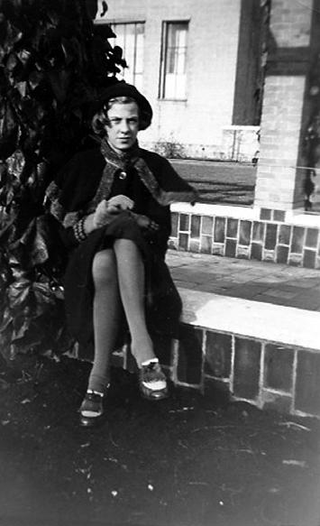Elisabeth (Lies) van Bregt, 14 jaar oud. Foto 1941. V.l.n.r. Elisabeth van Bregt (geb.
