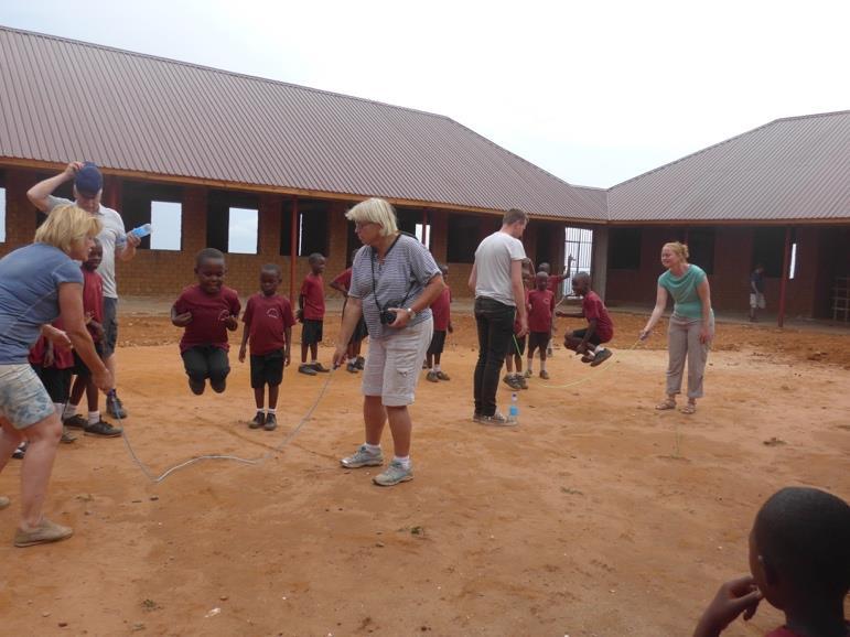 De groep heeft daar kennis kunnen maken met het leven in Tanzania en heeft een aantal dagen meegeholpen aan het schilderen van pilaren van de school.