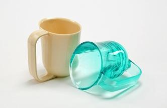 Aangepast drinkgerei voor slikmoeilijkheden Beker met ovale bovenkant Dysphagia cup Beker met een ovale vorm, waardoor de neus in de beker valt bij het drinken.