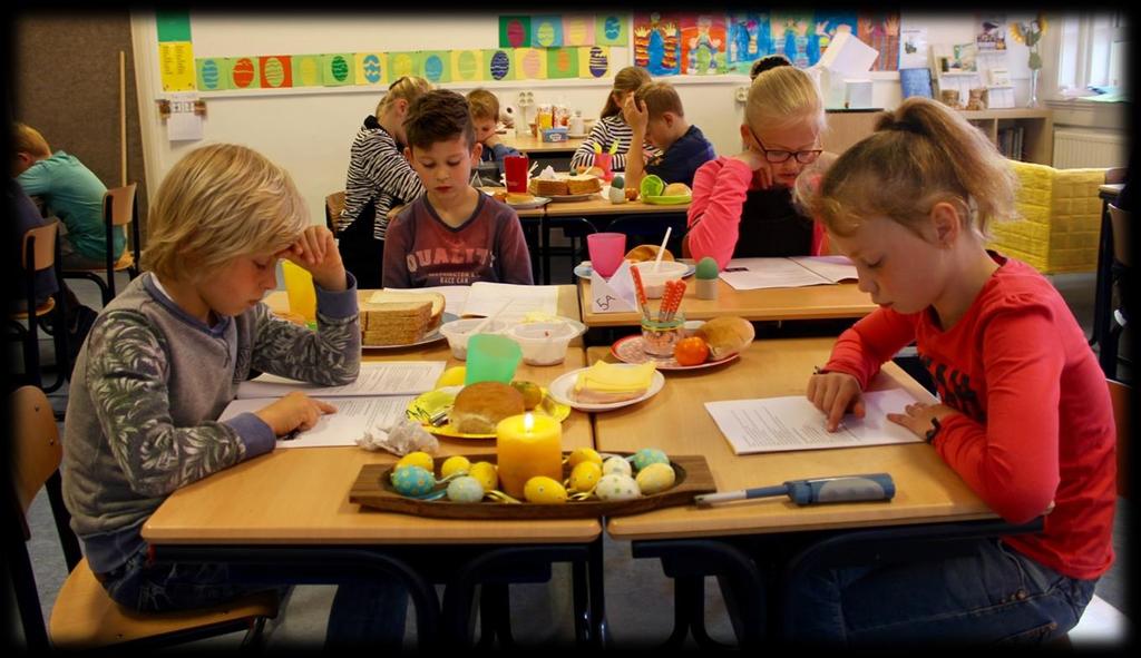 In groep 3 en 4 een uitgebreidere boekbespreking. Zo hopen we dat de kinderen er aan gewend raken dat het heel normaal is om voor een groep te praten of te presenteren.