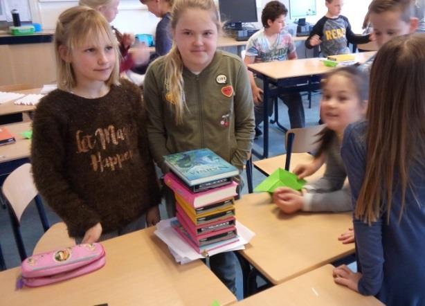 Bij de rekenles kregen de kinderen de uitdaging om met 8 A4tjes een zo