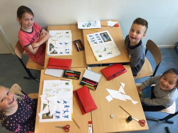 Wanneer we een les helemaal samen hebben gemaakt, schrijven we daarom samen boven de bladzijde. De ouders weten dan waarom de les niet door juf is nagekeken.