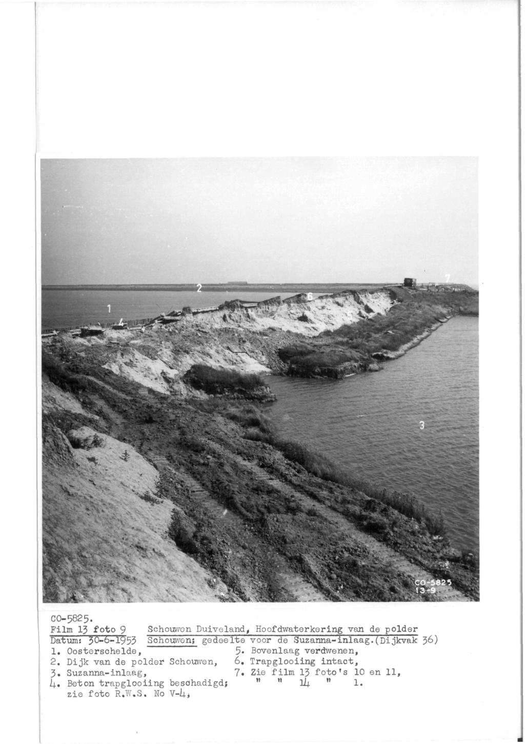 CO-582 5. Film 13 foto 9 Schouwen Duiveland, Hoofdwaterkering van de polder Datums 30-6-1953 Schouwen; gedeelte voor de Suzanna-inlaag. (Dijkvak J>6) 1. Oosterschelde, 5.