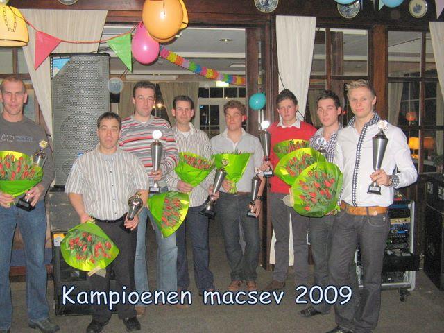 Clubkampioenen en Jubilarissen 2009 Tijdens de jaarlijkse feestavond, van mac Sport en Vriendschap op 16 januari 10 bij Zalencentrum Bousema werden de kampioenen en jubilarissen (voor zover aanwezig)