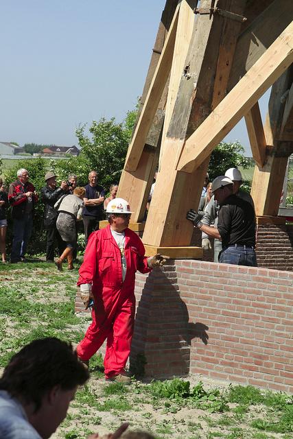 Kijk bijvoorbeeld eens naar de uittimmermantjes (kardoeshouten) van molens, of naar de koppen van de voeghouten en tempelbalk.